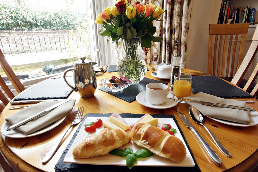 Bronte Guest House York Bagian luar foto